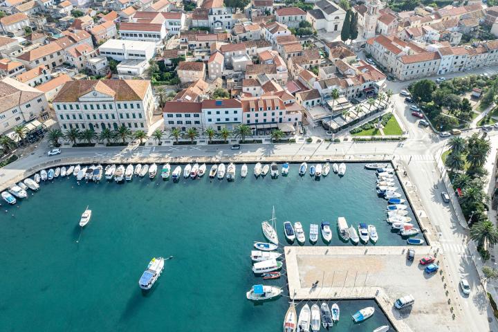 Otok Korčula, poslovno-stambena kamena zgrada