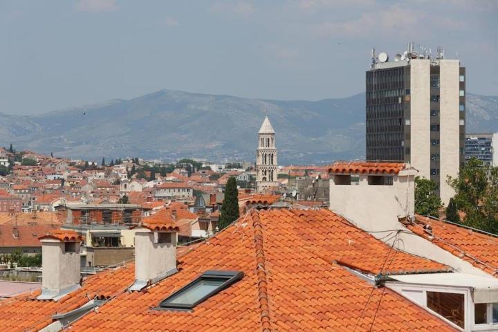 Split, Bačvice, dvosoban stan na odličnoj lokaciji ( dostupan do 01. 05. 2025 )