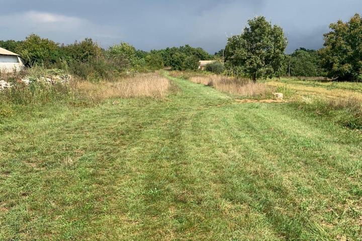 Istra, Svetvinčenat - građevinsko zemljište 1115 m2 s građevinskom dozvolom, plaćene komunalije