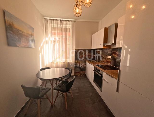 Rijeka, širi Centar, 98. 48m2, 4s+db, balkon, adaptiran gospodski stan!