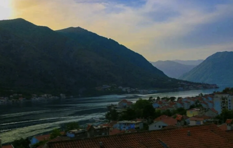 Two-bedroom apartment of 70m2 for rent in Kotor, Dobrota