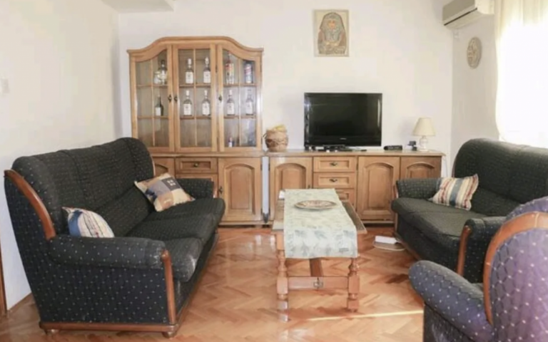 Two-bedroom apartment of 70m2 for rent in Kotor, Dobrota