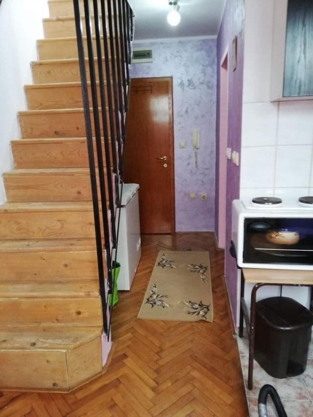 Jednoiposoban, duplex stan. Nalazi se na atraktivnoj lokaciji!