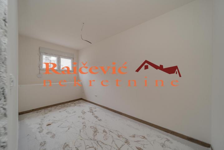 ZVEZDARA CVETKOVA PIJACA 51m2 , T , 118000e