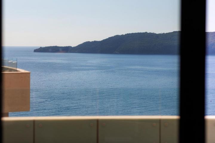 One-bedroom Apartment With Stunning View, 20m from The Sea, Bečići