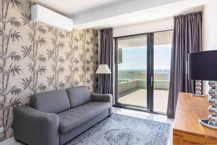 One-bedroom Apartment With Stunning View, 20m from The Sea, Bečići