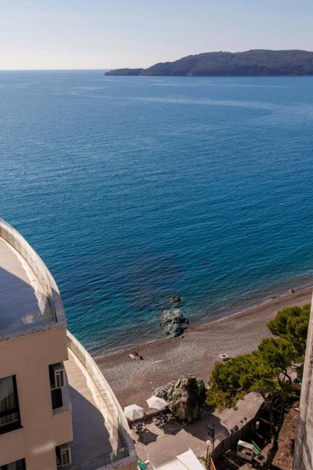 One-bedroom Apartment With Stunning View, 20m from The Sea, Bečići