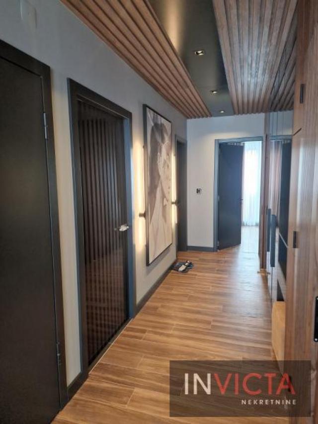 LUX petosoban penthouse sa dve garaže