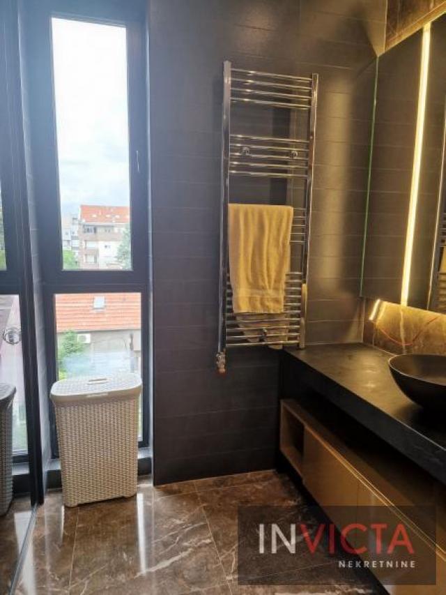 LUX petosoban penthouse sa dve garaže