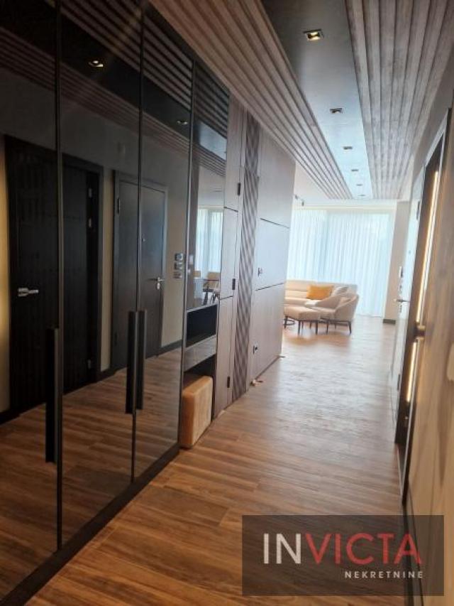 LUX petosoban penthouse sa dve garaže