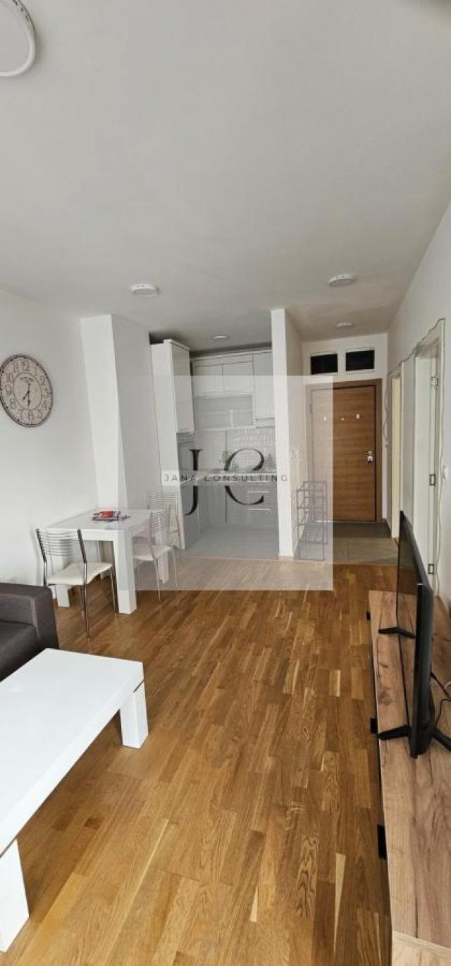 Na izdavanje LUX stan + parking mesto, 42m2