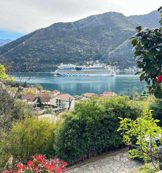 Jedinstvena kamena kuća sa pogledom na vrt i zaljev 5 minuta od plaže, Kamenari