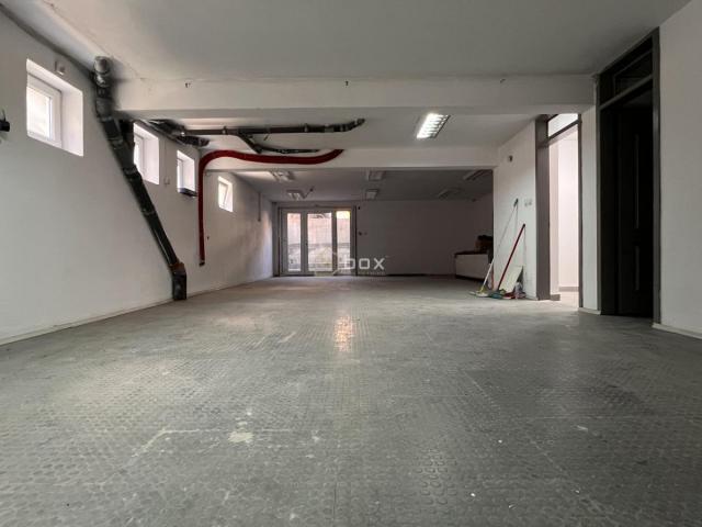 Stambeno-poslovni objekat, 640m2, 4. 57a, Pantelej