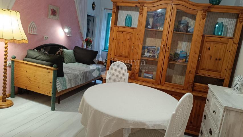 Malinska, kuća sa 8 apartmana