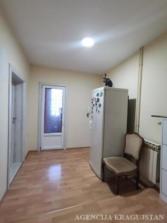 Prodaja, Poslovni prostor, 800. 00m2 , Korićani