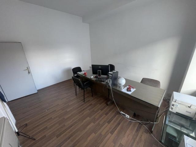 Izdavanje, Poslovni prostor, 51m2 , Centar