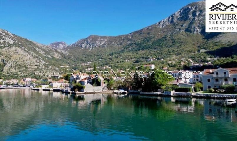 Na prodaju kuca u prvom redu uz more Risan Kotor