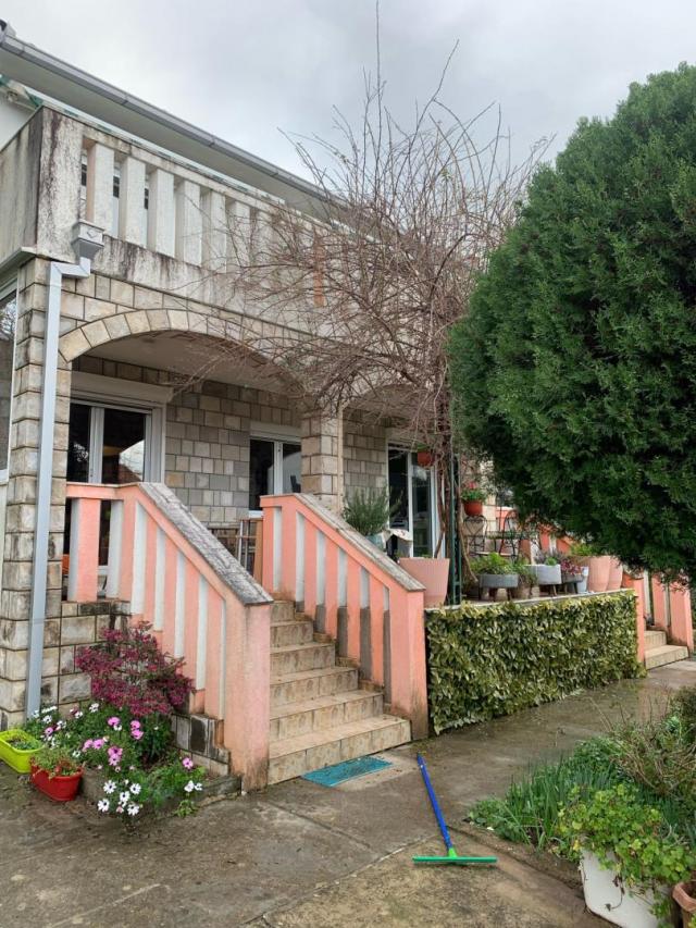 Prostrana kuća sa baštom i pogledom na more u Bijeloj