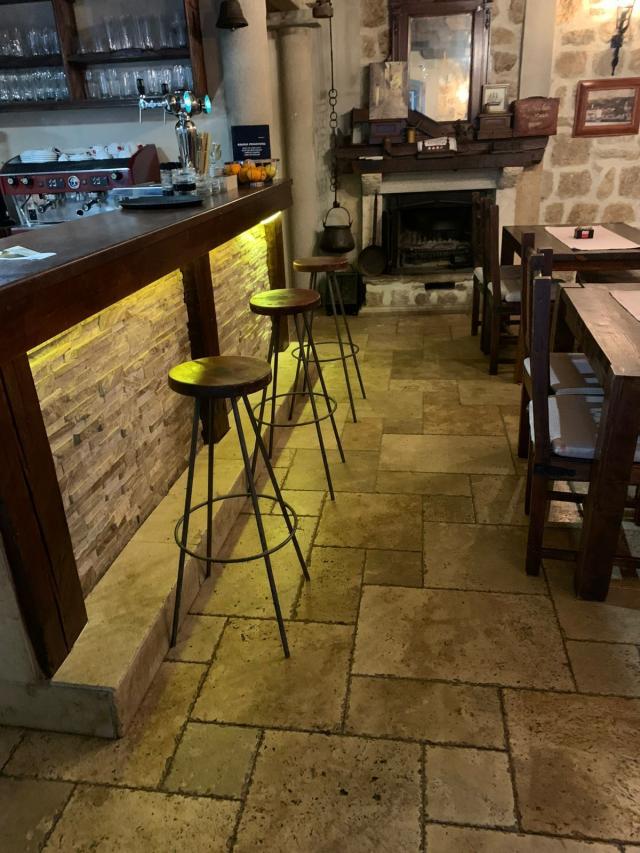 Prodaja poslovnog prostora 100 m² sa dvorištem – Centar Risna