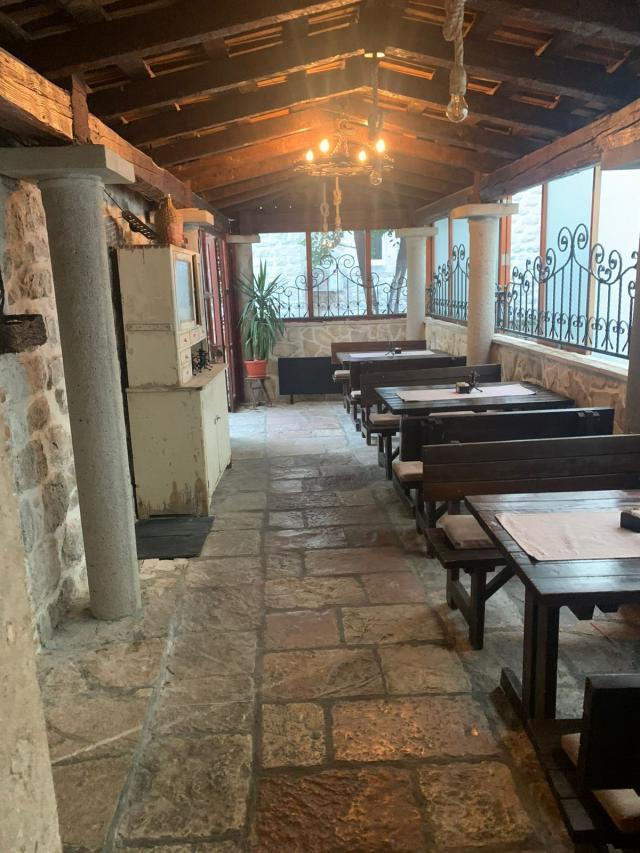 Prodaja poslovnog prostora 100 m² sa dvorištem – Centar Risna