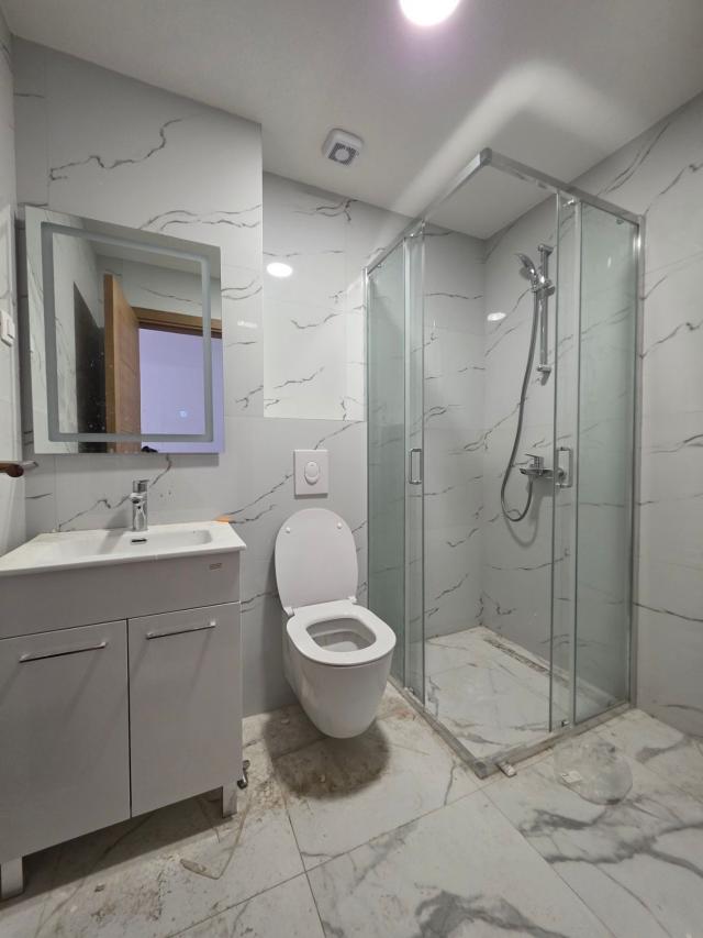 Prodaja jednosobnog stana 65 m² u novogradnji sa velikom terasom, pogledom na more, parkingom i oslo