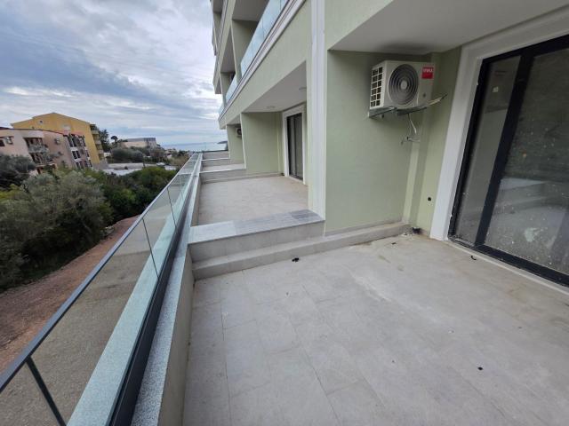 Prodaja studio apartmana 33 m² u novogradnji sa velikom terasom, pogledom na more, parkingom i oslob