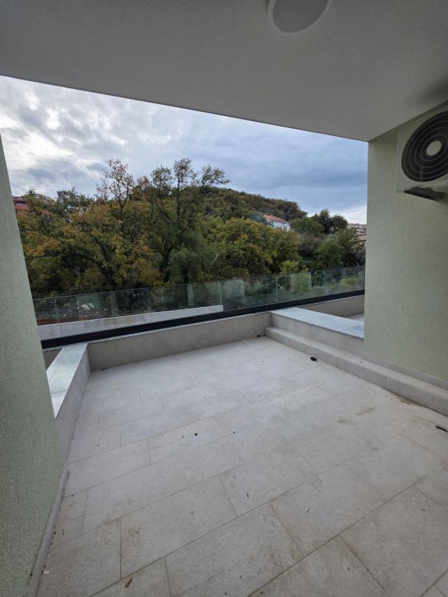 Prodaja studio apartmana 33 m² u novogradnji sa velikom terasom, pogledom na more, parkingom i oslob