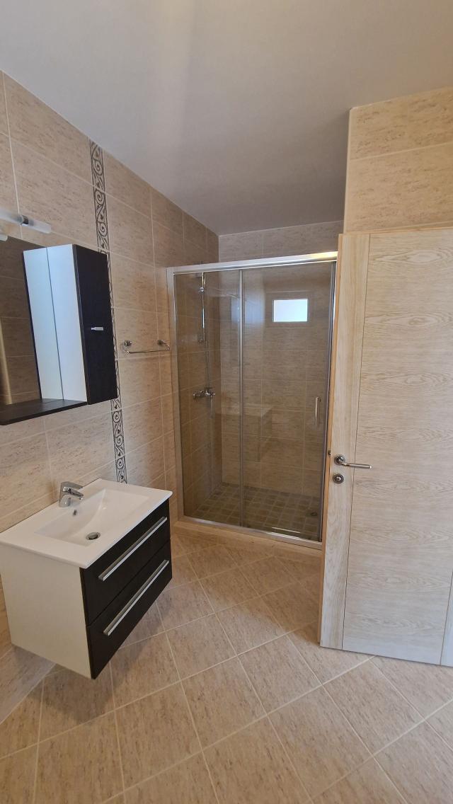 Nov dvosoban stan (105m2) sa pogledom na more u kompleksu sa bazenom, Bečići, Ivanovići. 