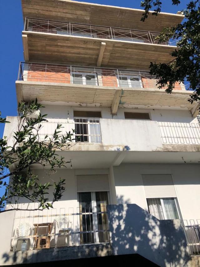 Četvorospratna Kuća sa Pogledom na More i Planine u Šušnju, Bar