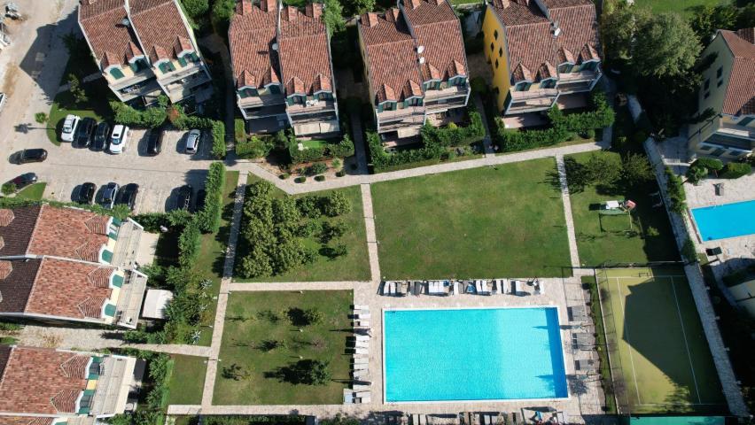 Lastva Grbaljska, Budva-Trospratna kuća 176m2 u zatvorenom kompleksu sa bazenom i sportskim terenima