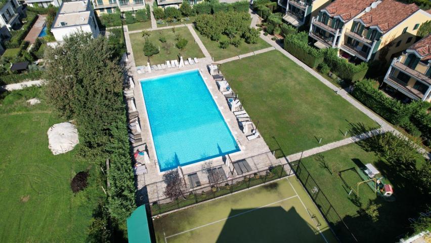 Lastva Grbaljska, Budva-Trospratna kuća 176m2 u zatvorenom kompleksu sa bazenom i sportskim terenima