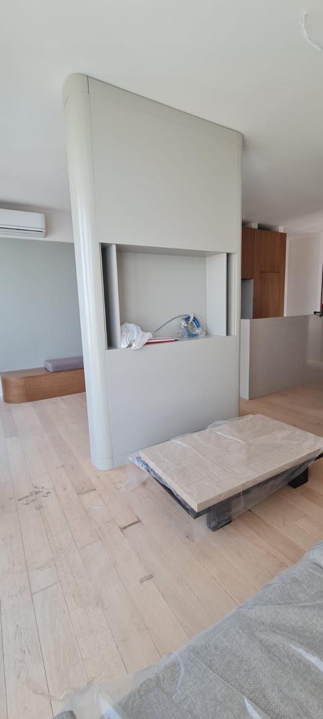 Na prodaju luksuzan dvosoban stan 113 m² sa panoramskim pogledom i bazenom – Prva linija, Bečići