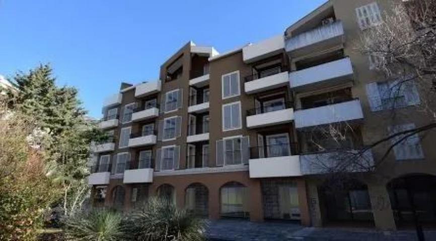 Dvosoban stan 71.08m² sa dodatnom galerijom 18m² u novom stambeno poslovnoj zgradi-Budva, Adok