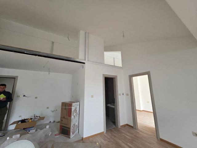 Dvosoban stan 71.08m² sa dodatnom galerijom 18m² u novom stambeno poslovnoj zgradi-Budva, Adok
