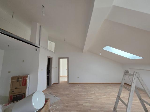 Dvosoban stan 71.08m² sa dodatnom galerijom 18m² u novom stambeno poslovnoj zgradi-Budva, Adok
