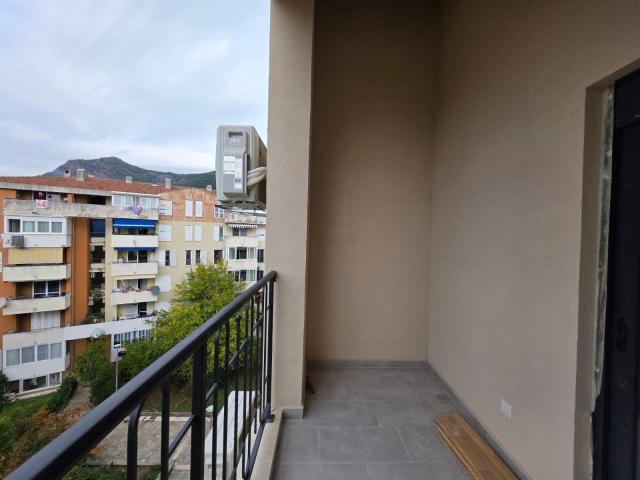 Dvosoban stan 71.08m² sa dodatnom galerijom 18m² u novom stambeno poslovnoj zgradi-Budva, Adok