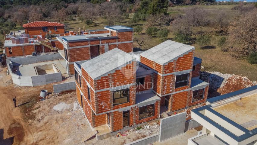 Novigrad, kuća 200 m2 s pogledom na more i 5 spavaćih soba