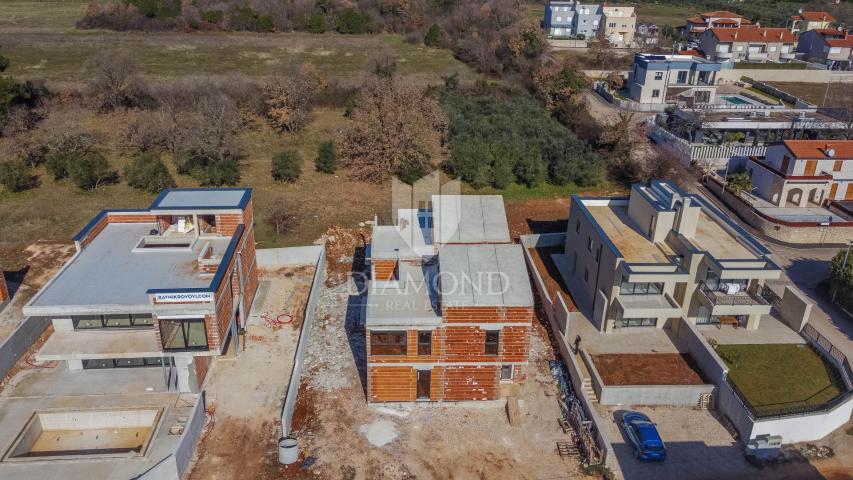 Novigrad, kuća 200 m2 s pogledom na more i 5 spavaćih soba