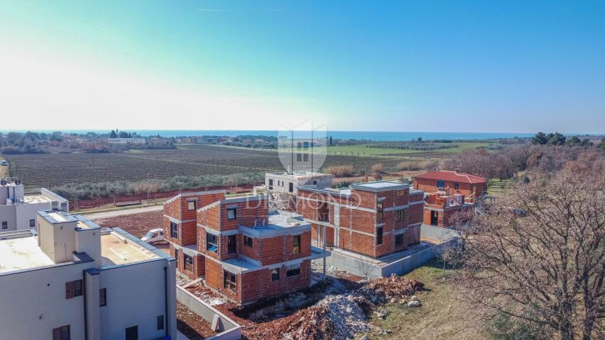 Novigrad, kuća 200 m2 s pogledom na more i 5 spavaćih soba