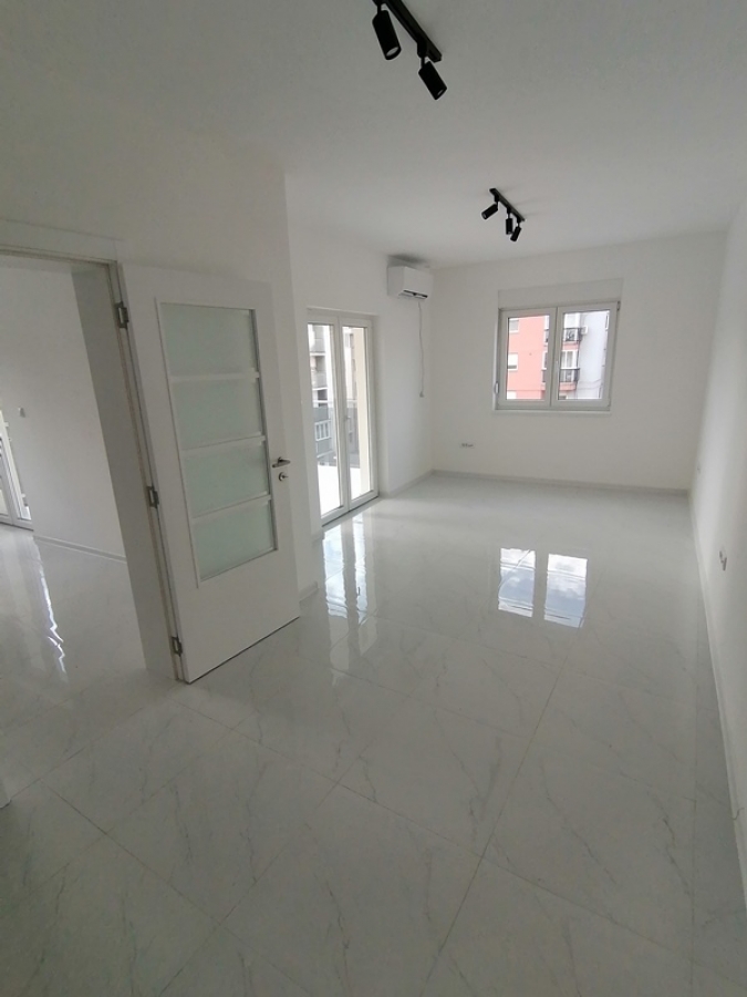 Izdaje se stambeno poslovna zgrada 496m2, toplotne pumpe - centar