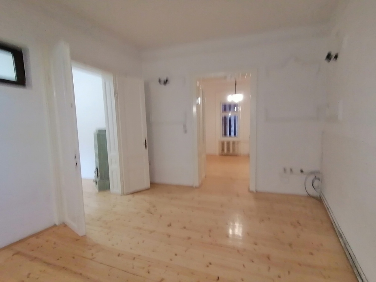 Izdaje se stan na dve etaže 227m2 kao poslovni prostor - centar. 
