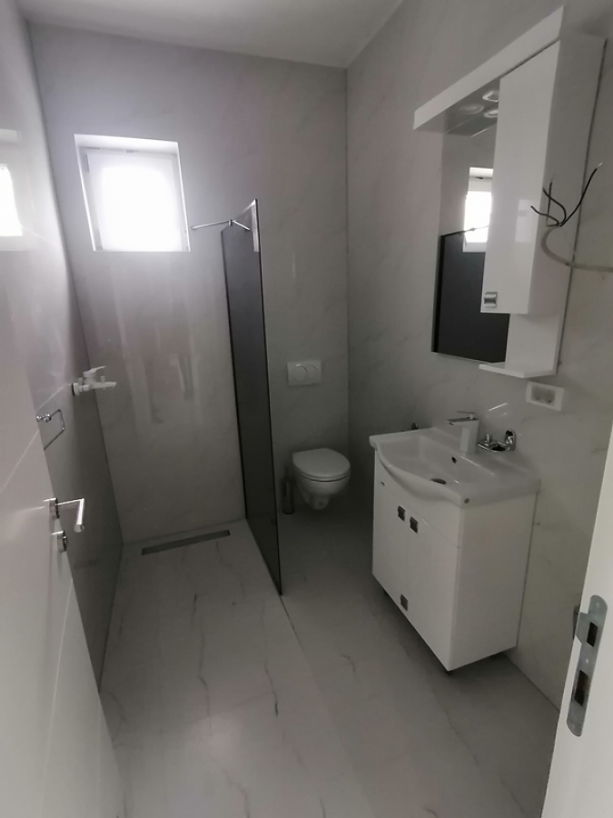 Izdaje se stambeno poslovna zgrada 496m2, toplotne pumpe - centar