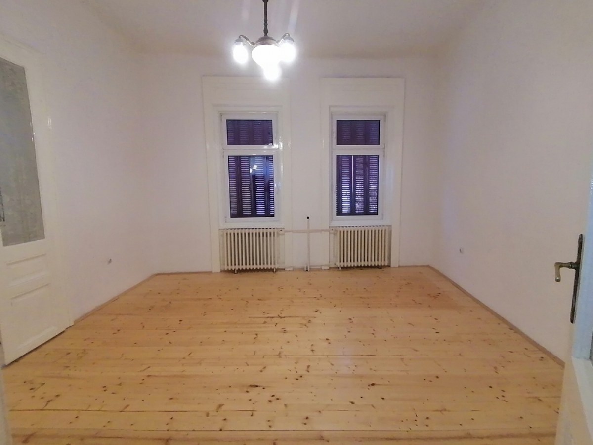 Izdaje se stan na dve etaže 227m2 kao poslovni prostor - centar. 