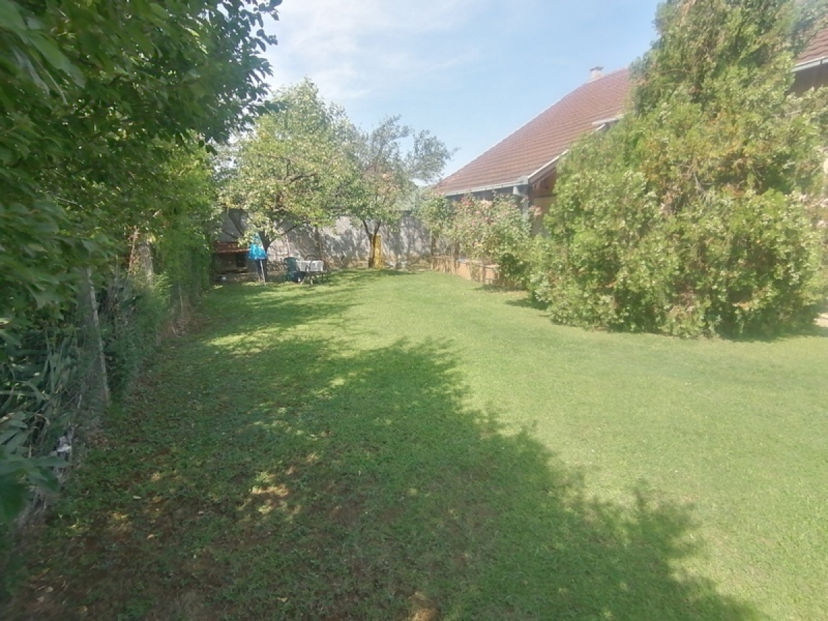 Kuća u lepom delu Adica 270m2