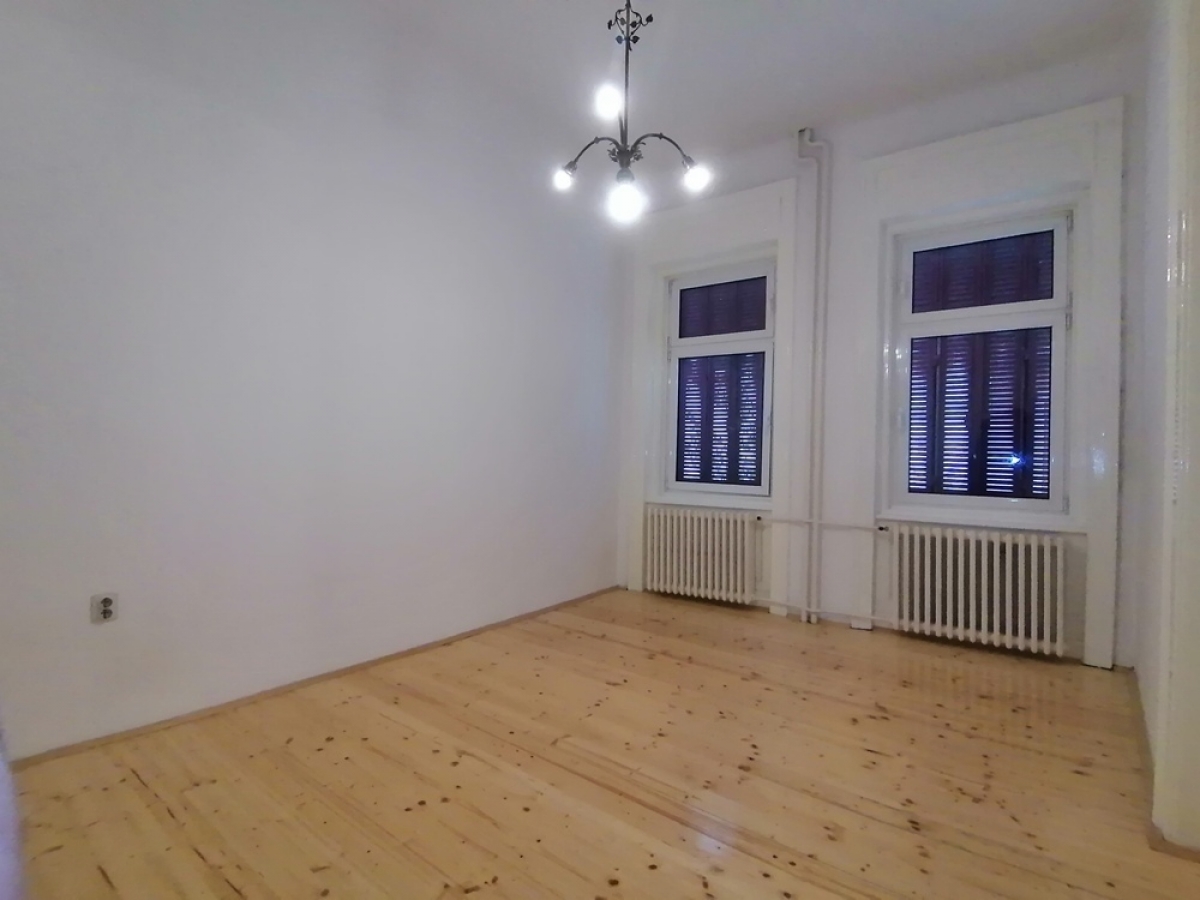 Izdaje se stan na dve etaže 227m2 kao poslovni prostor - centar. 