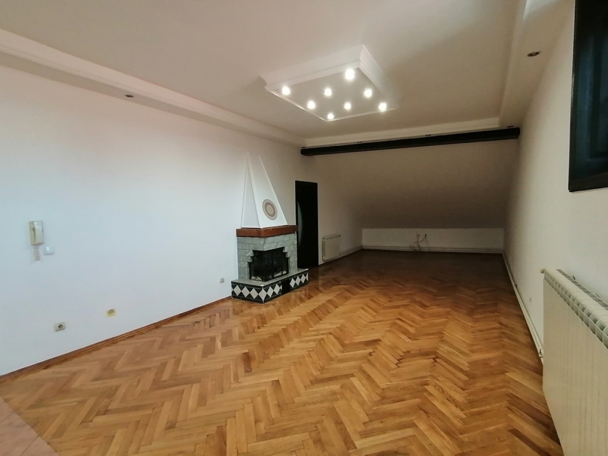 Izdaje se stan na dve etaže 227m2 kao poslovni prostor - centar. 