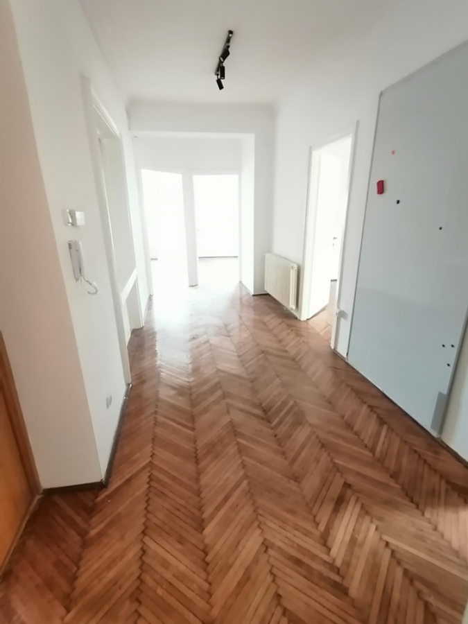 Izdaje se stambeno poslovna zgrada 496m2, toplotne pumpe - centar