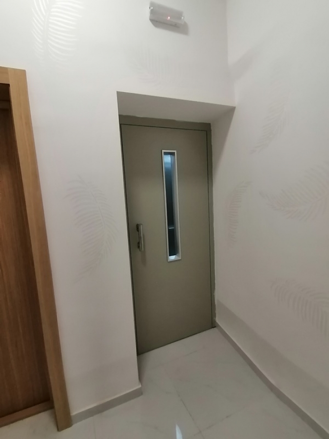 Izdaje se stambeno poslovna zgrada 496m2, toplotne pumpe - centar