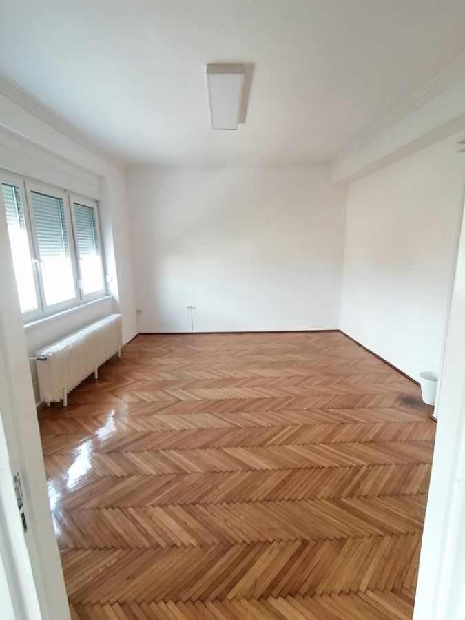 Izdaje se stambeno poslovna zgrada 496m2, toplotne pumpe - centar