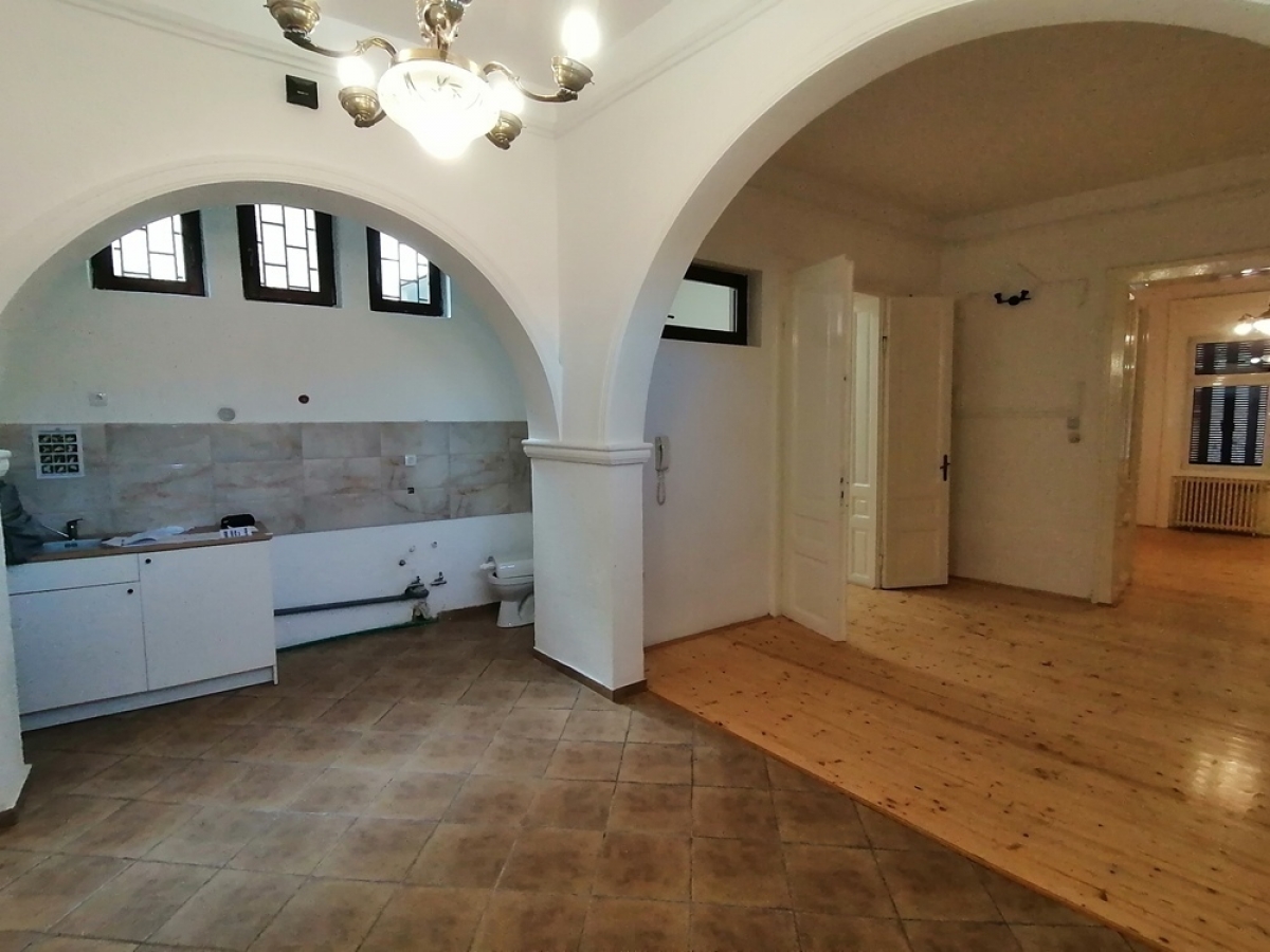 Izdaje se stan na dve etaže 227m2 kao poslovni prostor - centar. 